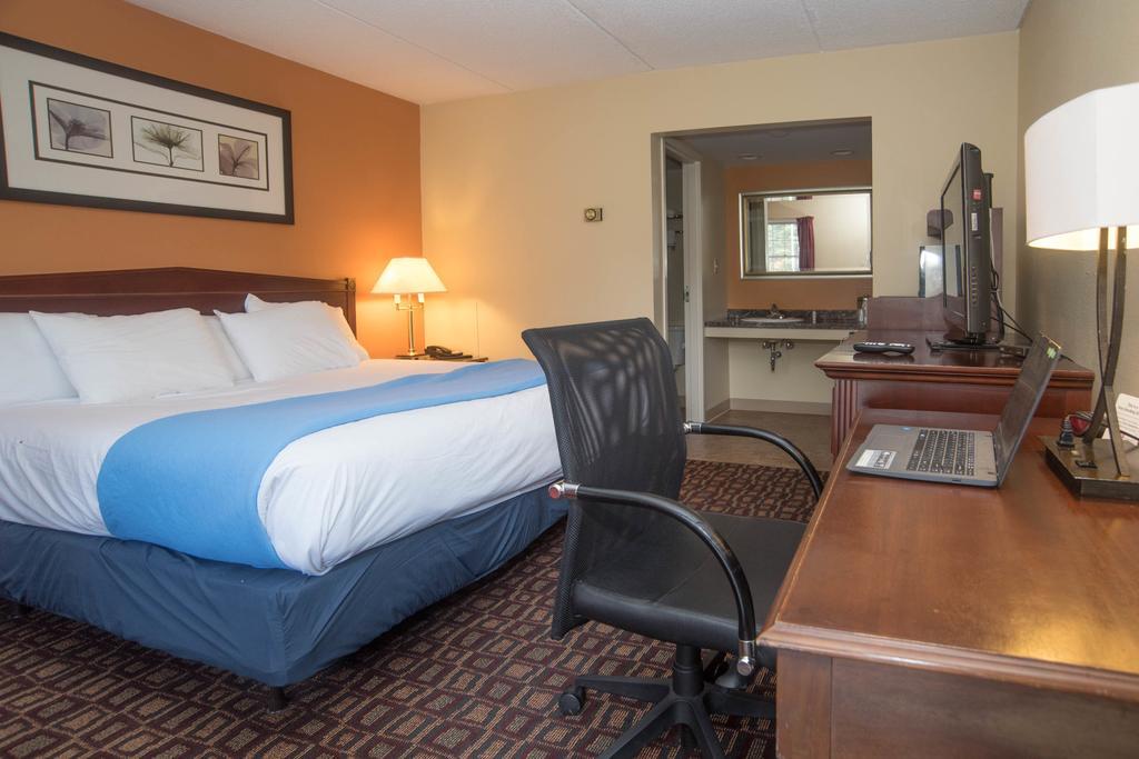 Colonnade Inn Lyndonville Экстерьер фото