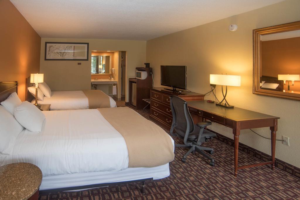 Colonnade Inn Lyndonville Экстерьер фото