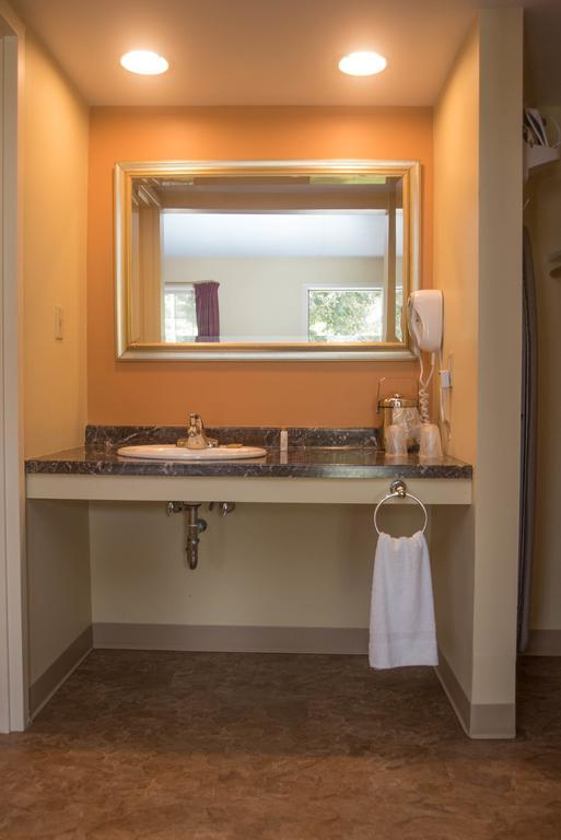 Colonnade Inn Lyndonville Экстерьер фото