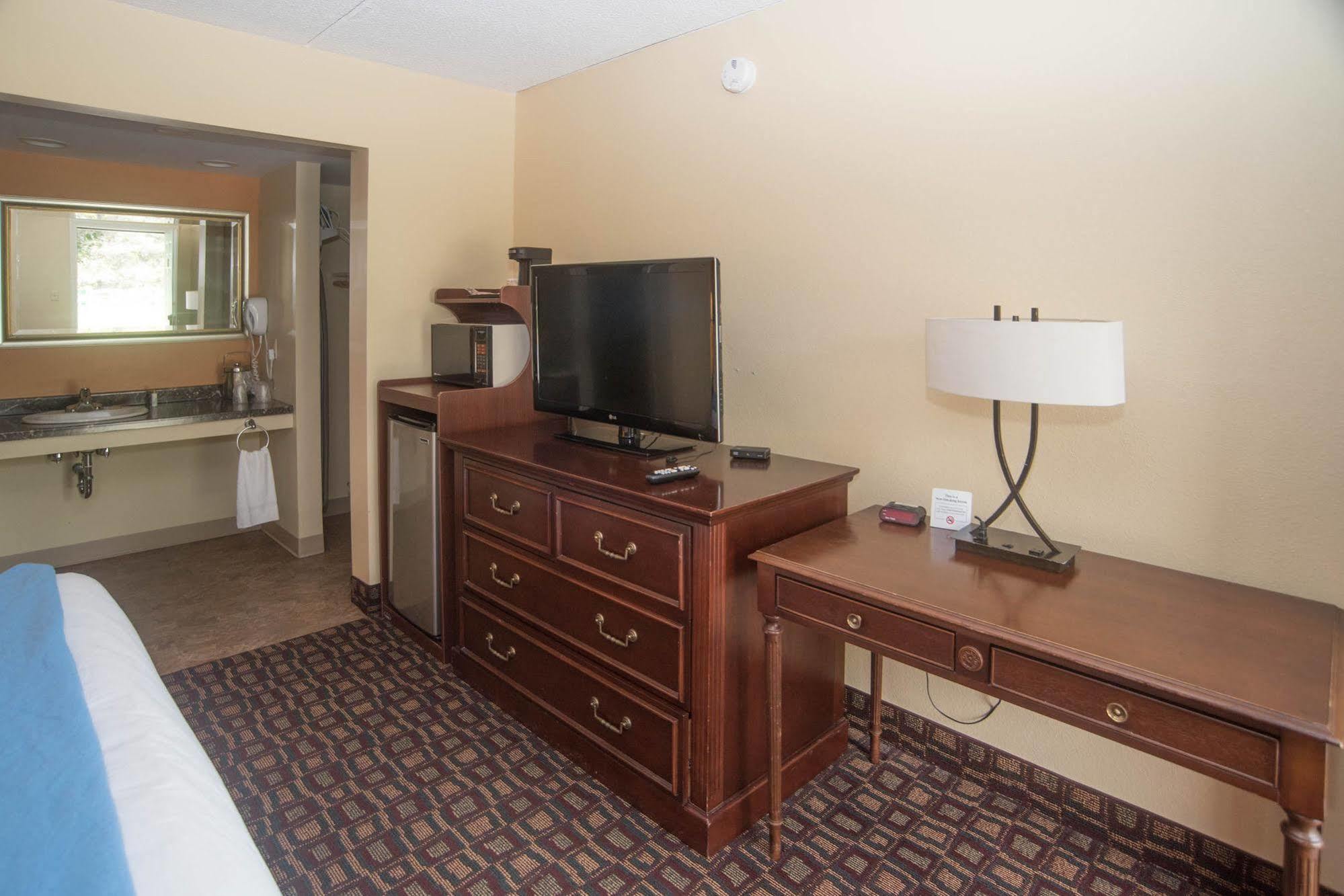 Colonnade Inn Lyndonville Экстерьер фото