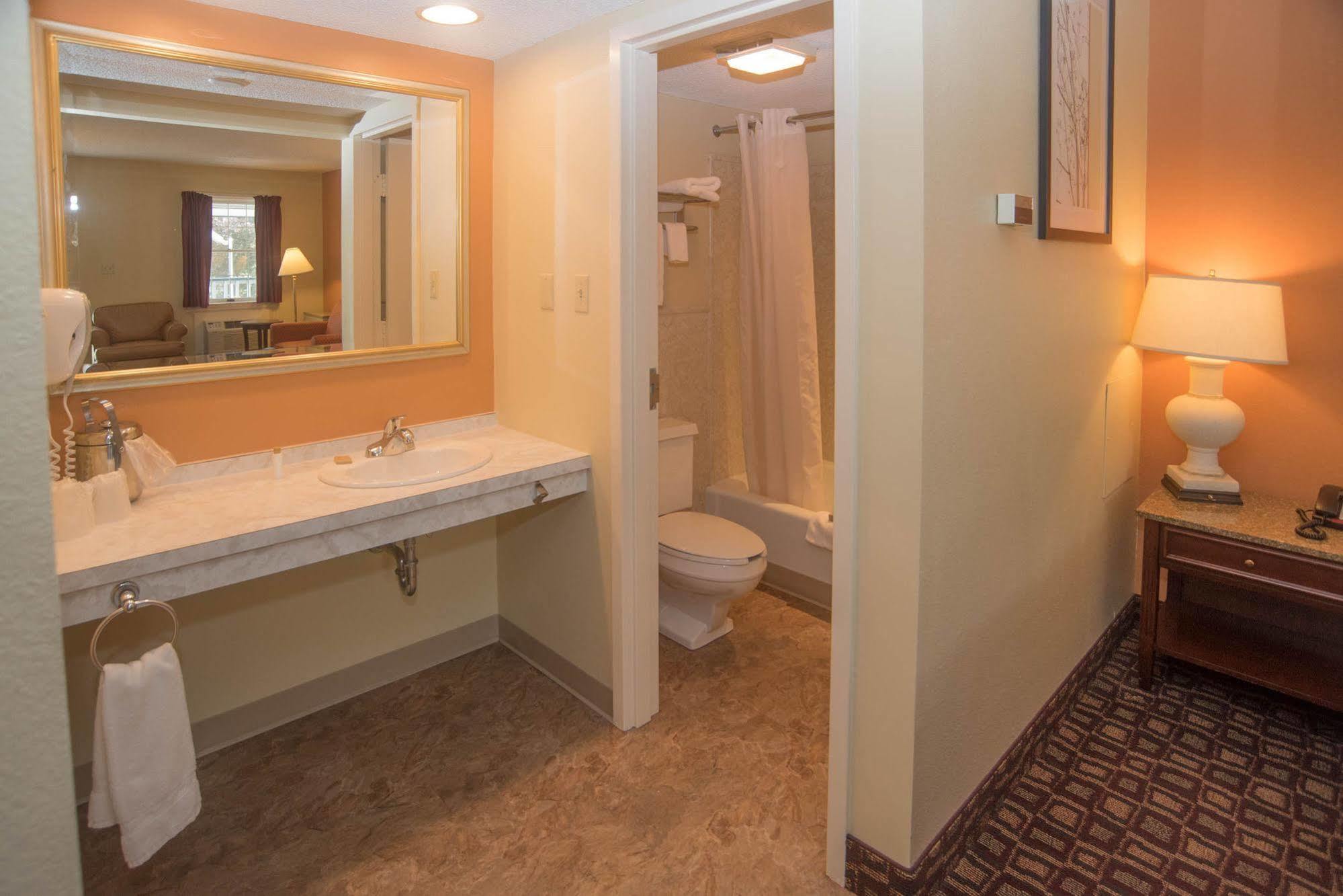 Colonnade Inn Lyndonville Экстерьер фото